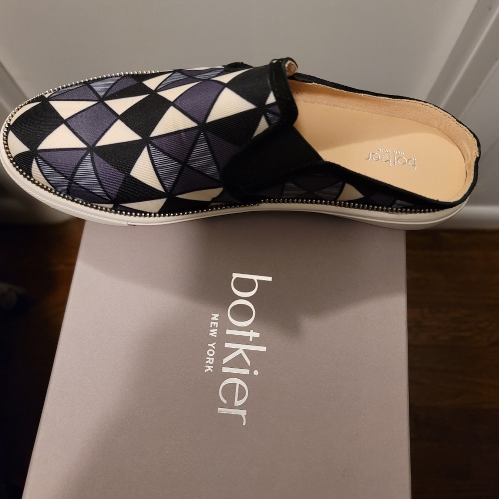 Womans slides - Picture 2 of 3